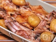 Лесно печено великденско агнешко месо на фурна с картофи 